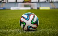 Når havet møder målet: En dybere forståelse af fodboldens rolle i græske kystbyer